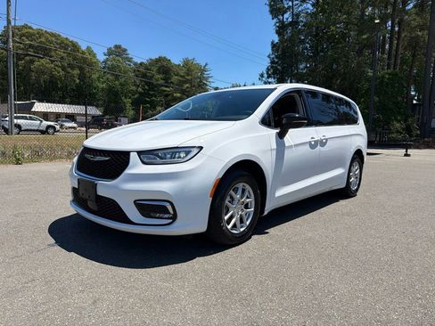 Used 2024 Chrysler Pacifica Touring-L FWD image 2