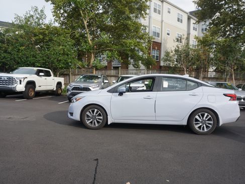 Used 2023 Nissan Versa SV w/ Trunk Package FWD image 5