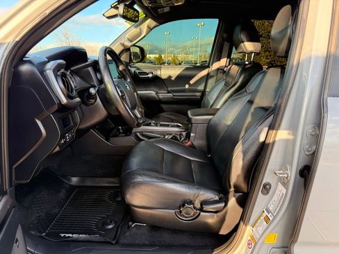 Used 2019 Toyota Tacoma TRD Off-Road AWD/4WD image 12