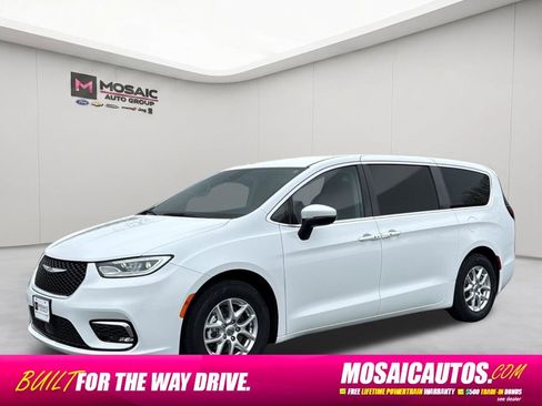 Used 2023 Chrysler Pacifica Touring-L FWD image 3