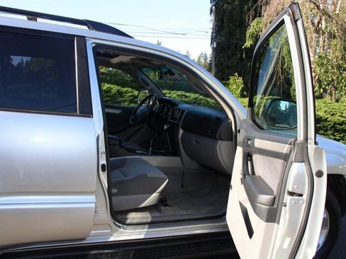 Used 2005 Toyota 4Runner SR5 AWD/4WD image 15
