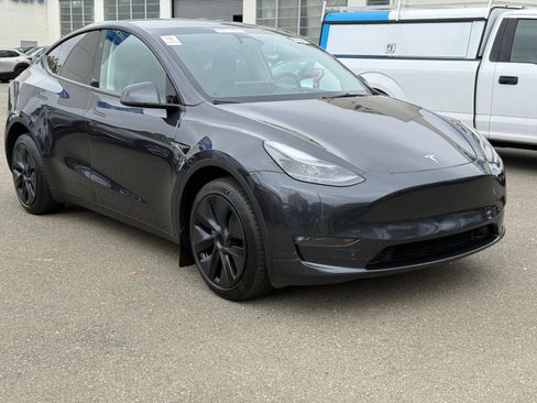Used 2024 Tesla Model Y Long Range AWD/4WD image 5