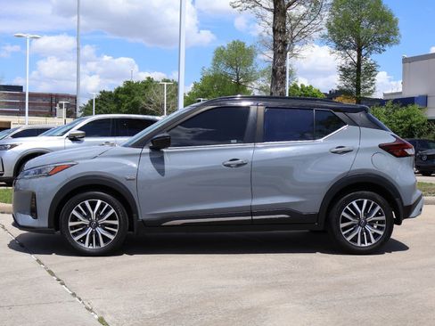 Used 2023 Nissan Kicks SR w/ SR Premium Package FWD image 3