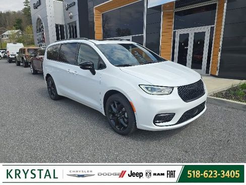 Certified 2026 Chrysler Pacifica Limited w/ S Appearance Package AWD/4WD image 1