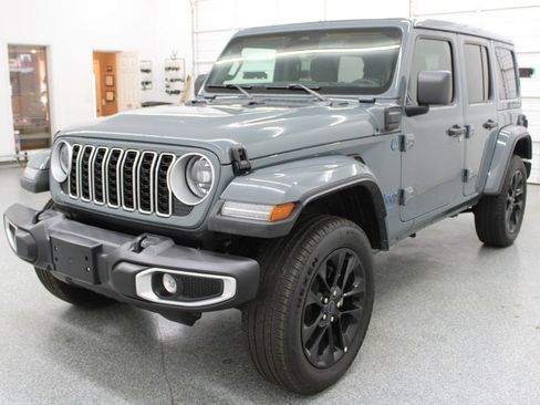 Used 2025 Jeep Wrangler Unlimited Sahara w/ Safety Group image 3
