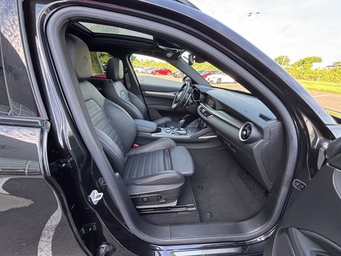 Used 2023 Alfa Romeo Stelvio Veloce AWD/4WD image 36