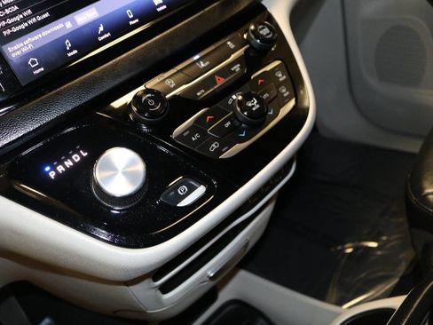 Used 2023 Chrysler Pacifica Touring-L image 33