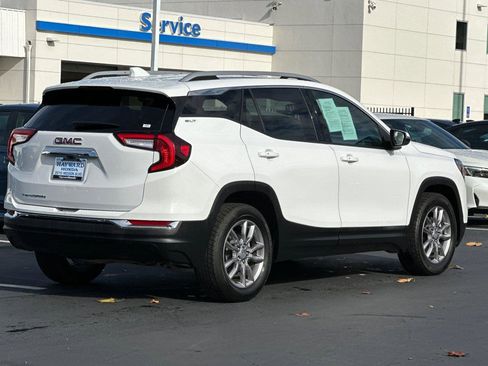 Used 2024 GMC Terrain SLT image 3