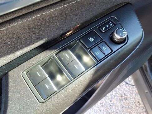 Used 2021 Toyota Venza LE image 12