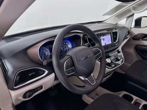Used 2023 Chrysler Voyager LX FWD image 9