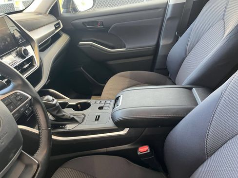 Used 2025 Toyota Highlander LE FWD image 43