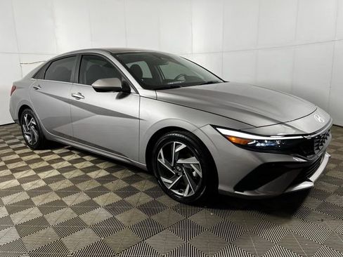 Used 2025 Hyundai Elantra SEL FWD image 8