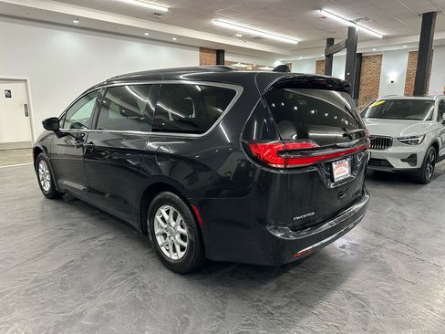Used 2022 Chrysler Pacifica Touring-L image 7