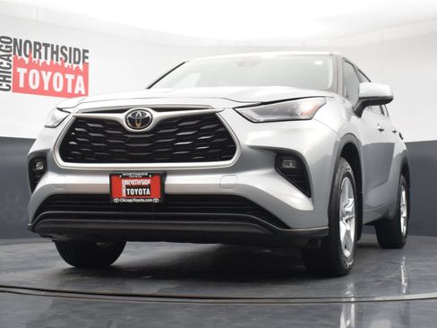 Used 2024 Toyota Highlander LE AWD/4WD image 32
