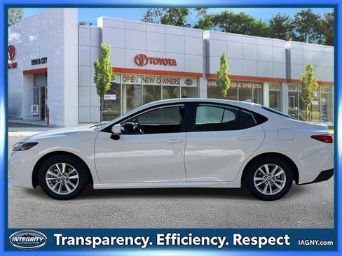 Used 2025 Toyota Camry LE image 7