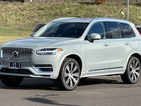 Used 2025 Volvo XC90 T8 Plus w/ Protection Package Premier AWD/4WD image 8