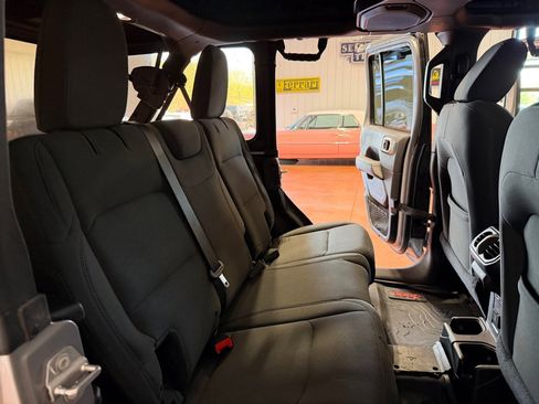 Used 2018 Jeep Wrangler Unlimited Sahara AWD/4WD image 29