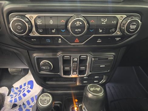 Used 2021 Jeep Wrangler Unlimited Sahara w/ Cold Weather Group AWD/4WD image 25