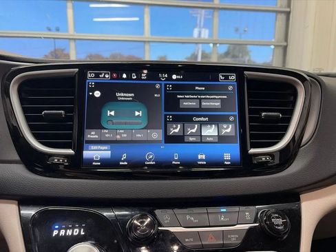 Used 2023 Chrysler Pacifica Touring-L FWD image 25