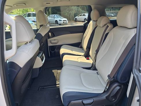 Used 2025 Kia Carnival EX FWD image 9