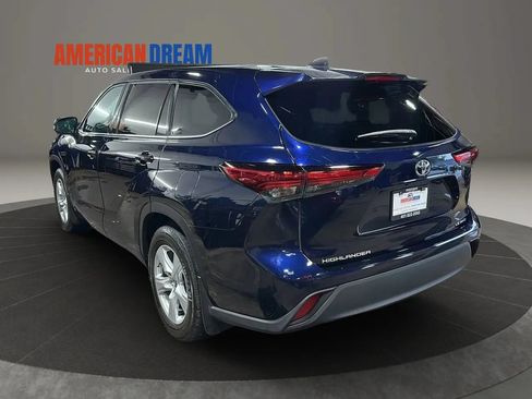 Used 2021 Toyota Highlander LE AWD/4WD image 3