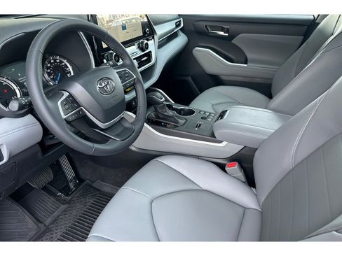 New 2026 Toyota Highlander XLE image 10