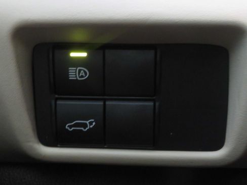 Used 2021 Toyota Highlander XLE FWD image 38
