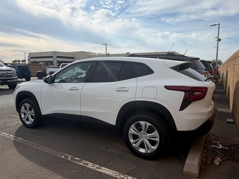 Used 2025 Chevrolet Trax LS image 4