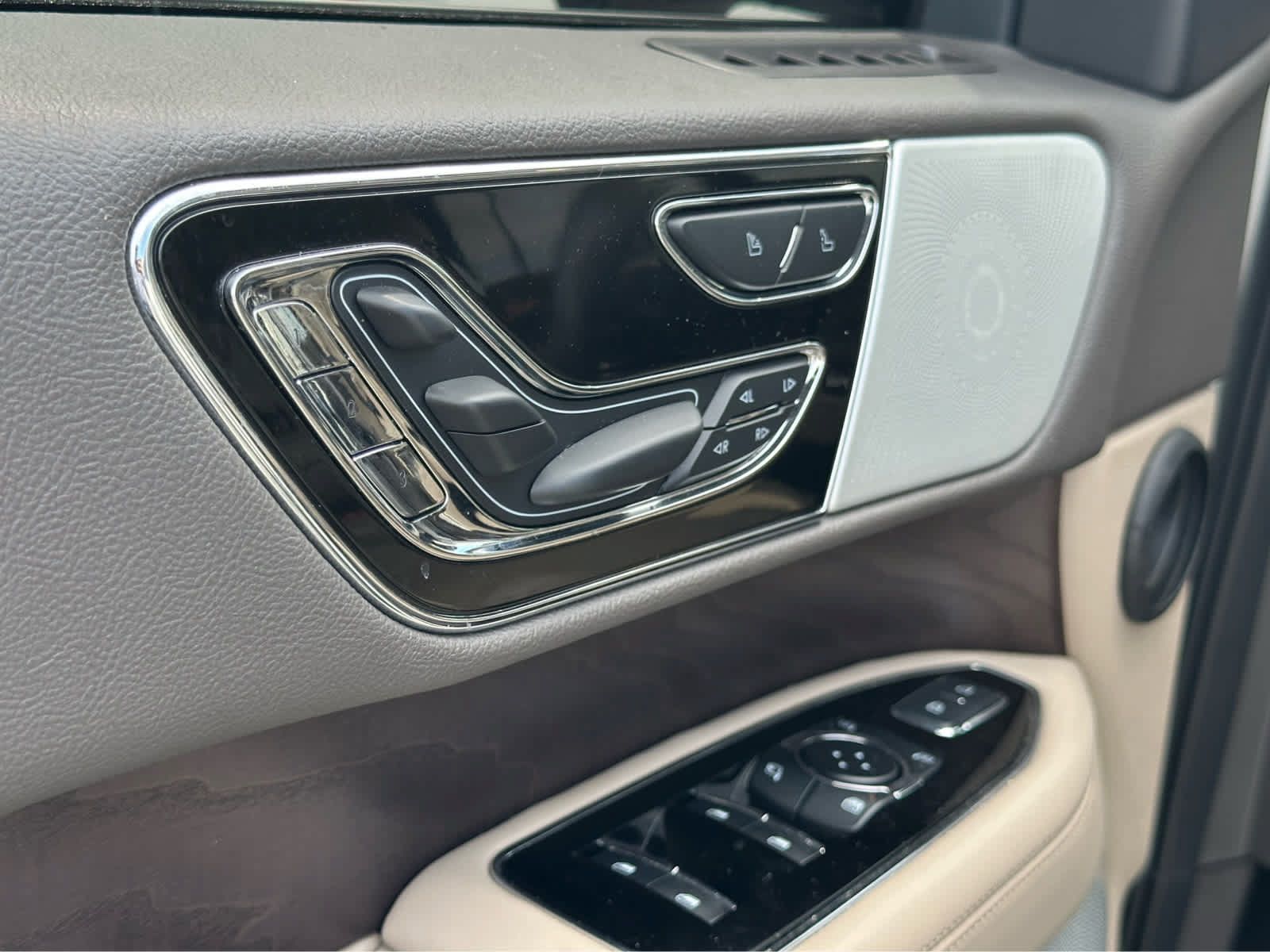 Used 2024 Lincoln Navigator Reserve AWD/4WD image 19