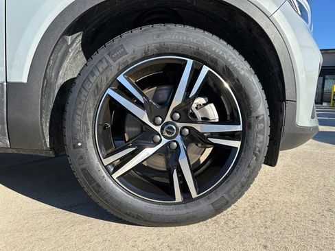 Certified 2025 Volvo XC40 B5 Core image 11