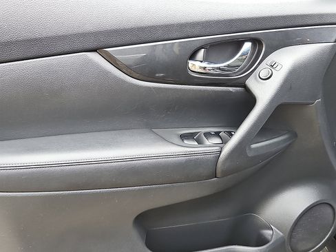 Used 2018 Nissan Rogue SV image 12