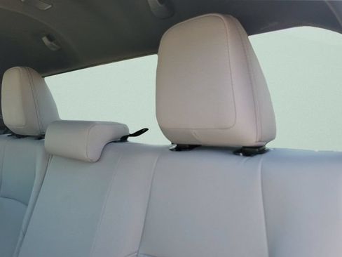 Certified 2025 Toyota Tacoma SR5 AWD/4WD image 10