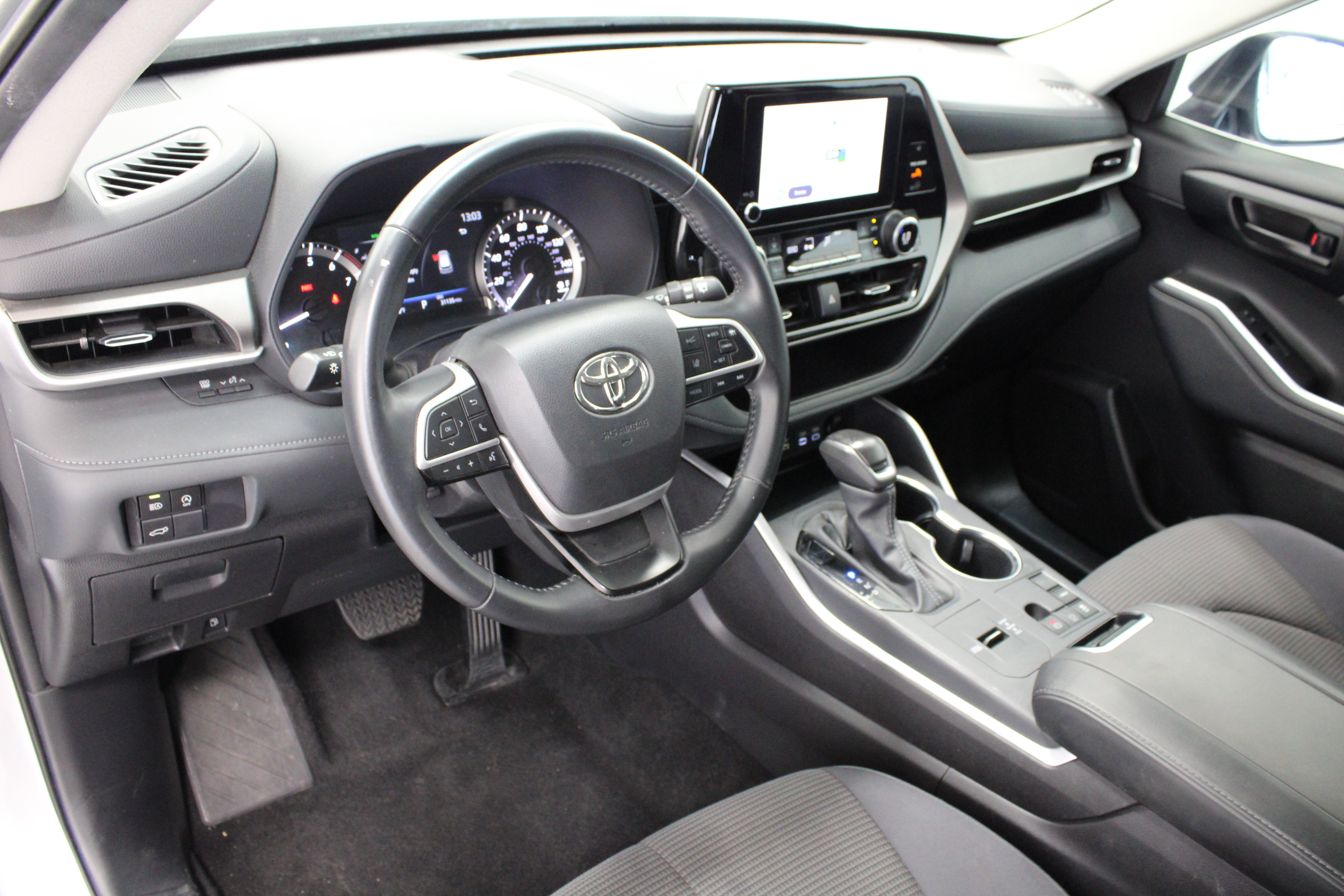 Used 2025 Toyota Highlander LE FWD image 13