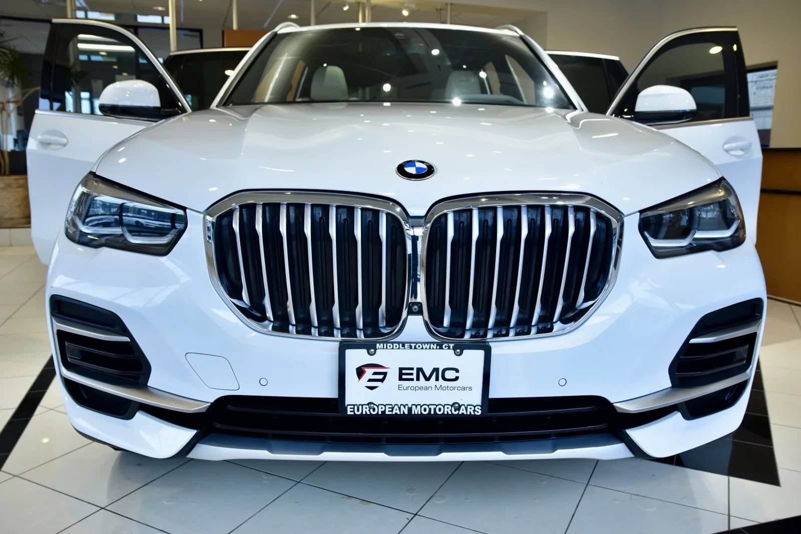 Used 2022 BMW X5 xDrive40i w/ Premium Package AWD/4WD image 2