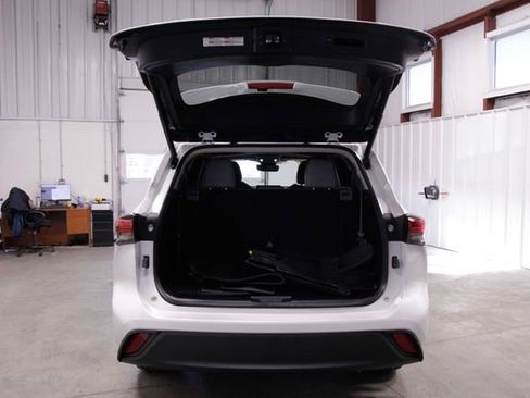 Used 2023 Toyota Highlander XLE image 24