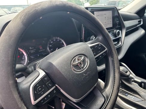 Used 2023 Toyota Highlander L FWD image 12