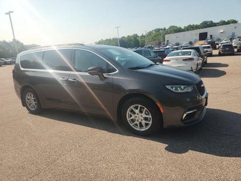 Used 2022 Chrysler Pacifica Touring-L FWD image 6