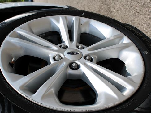 Used 2016 Ford Taurus SE image 7