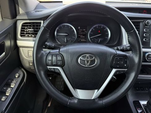 Used 2019 Toyota Highlander XLE AWD/4WD image 14
