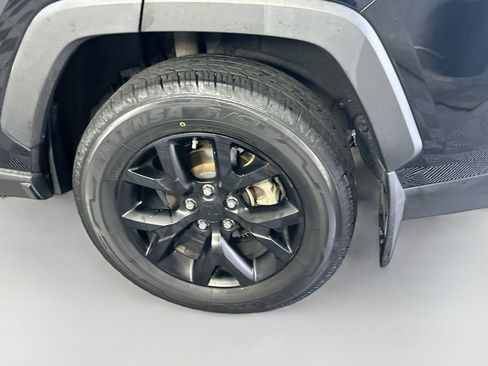 Used 2021 Toyota RAV4 LE FWD image 28