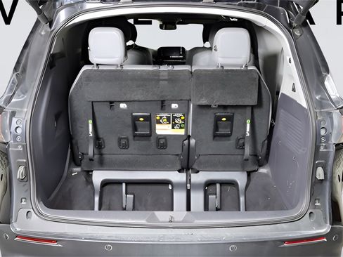Used 2022 Toyota Sienna XLE image 11