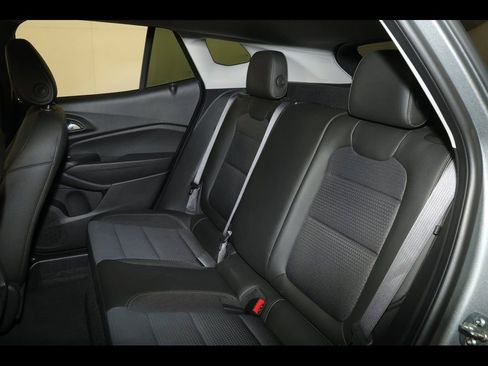 Used 2025 Chevrolet Trax LT w/ LT Convenience Package image 26