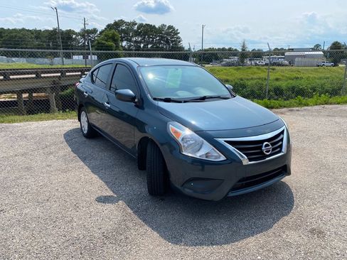 Used 2016 Nissan Versa SV image 1