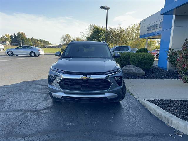Used 2024 Chevrolet TrailBlazer LT w/ Convenience Package AWD/4WD image 2