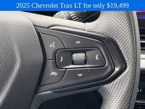 Used 2025 Chevrolet Trax LT FWD image 22