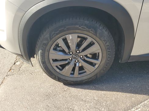 Certified 2024 Nissan Pathfinder SV image 4