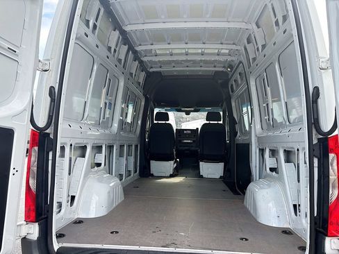 Used 2024 Mercedes-Benz Sprinter 2500 image 14