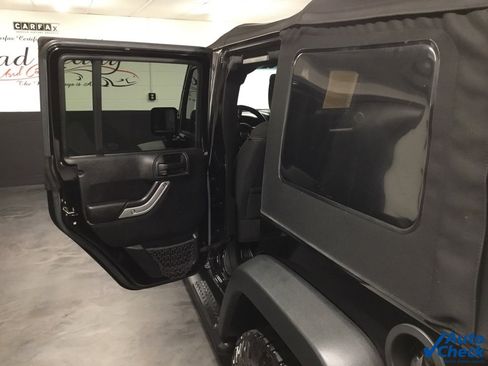 Used 2015 Jeep Wrangler Unlimited Rubicon w/ Connectivity Group image 39