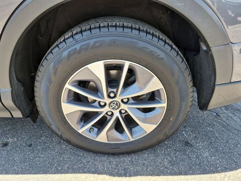 Used 2017 Toyota RAV4 XLE w/ Convenience Package AWD/4WD image 10