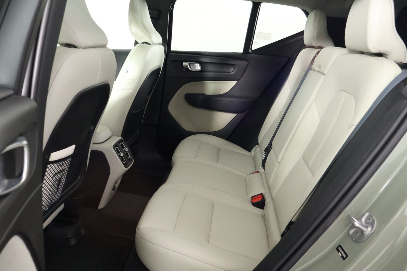 Used 2024 Volvo XC40 B5 Plus w/ Protection Package Premier AWD/4WD image 32